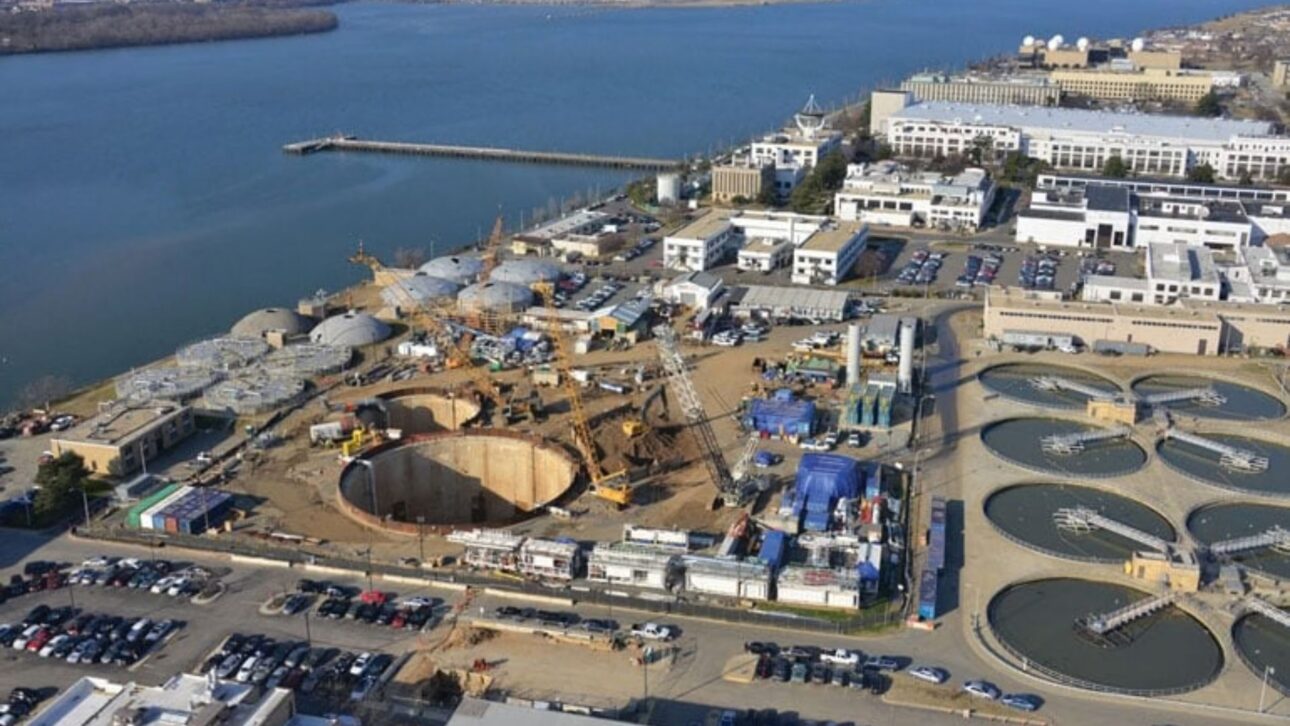 Estación Blue Plains trata hasta 780 millones de galones de esgoto por día, genera energía con metano e devuelve água limpa ao rio Potomac.