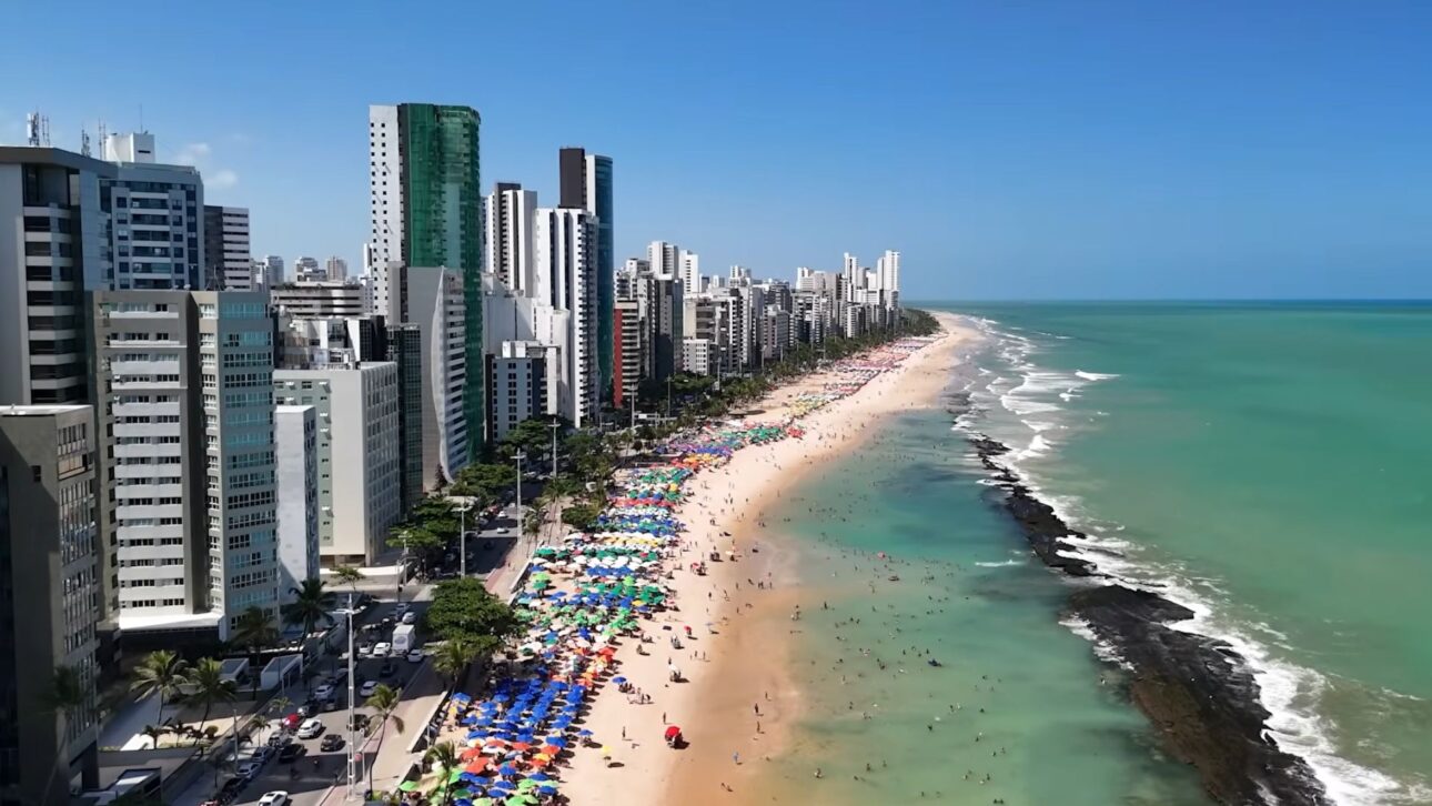 Recife entra no Top 10 mundial de destinos em alta do Tripadvisor e ganha destaque global com praias urbanas, pontes históricas e forte cultura.
