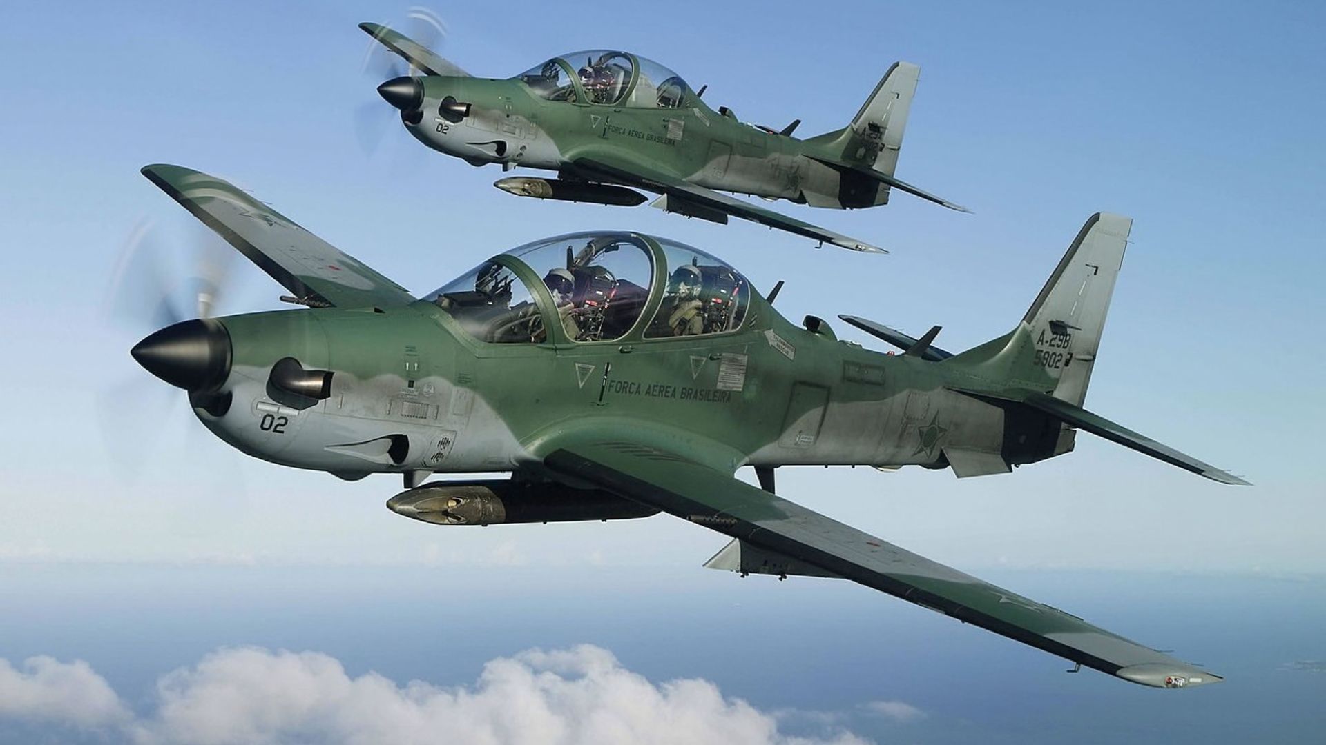 Embraer integra sistema Gunslinger com IA ao Super Tucano para combate a drones, ampliando capacidades militares da aeronave brasileira.