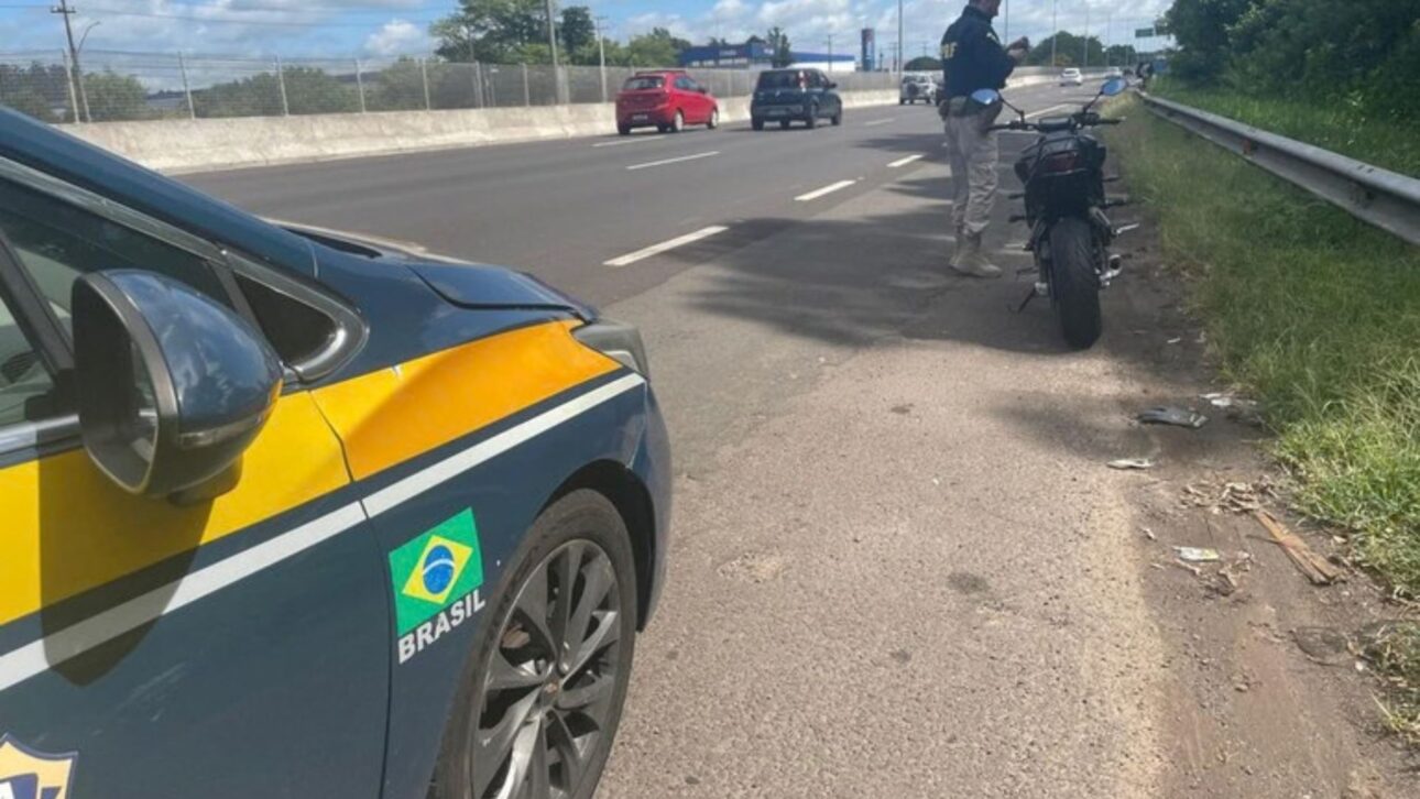Moto con placa rebatible es incautada por la PRF en la BR-116 tras intento de dificultar la fiscalización. Irregularidad incluía ausencia de luces traseras.