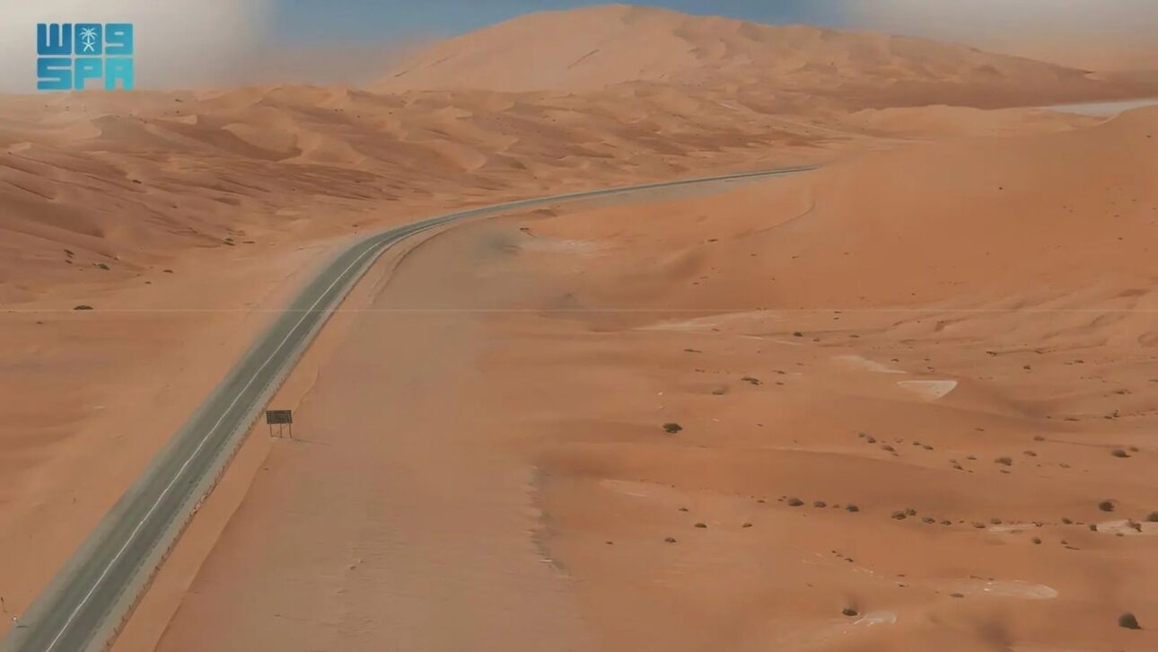 Autopista De 564 Km Cruza El Mayor Deserto De Arena Del Planeta Después De Remover 150 Millones De M³ De Arena Y Crea Una Conexión Directa Entre Arabia Saudita Y Omán.
