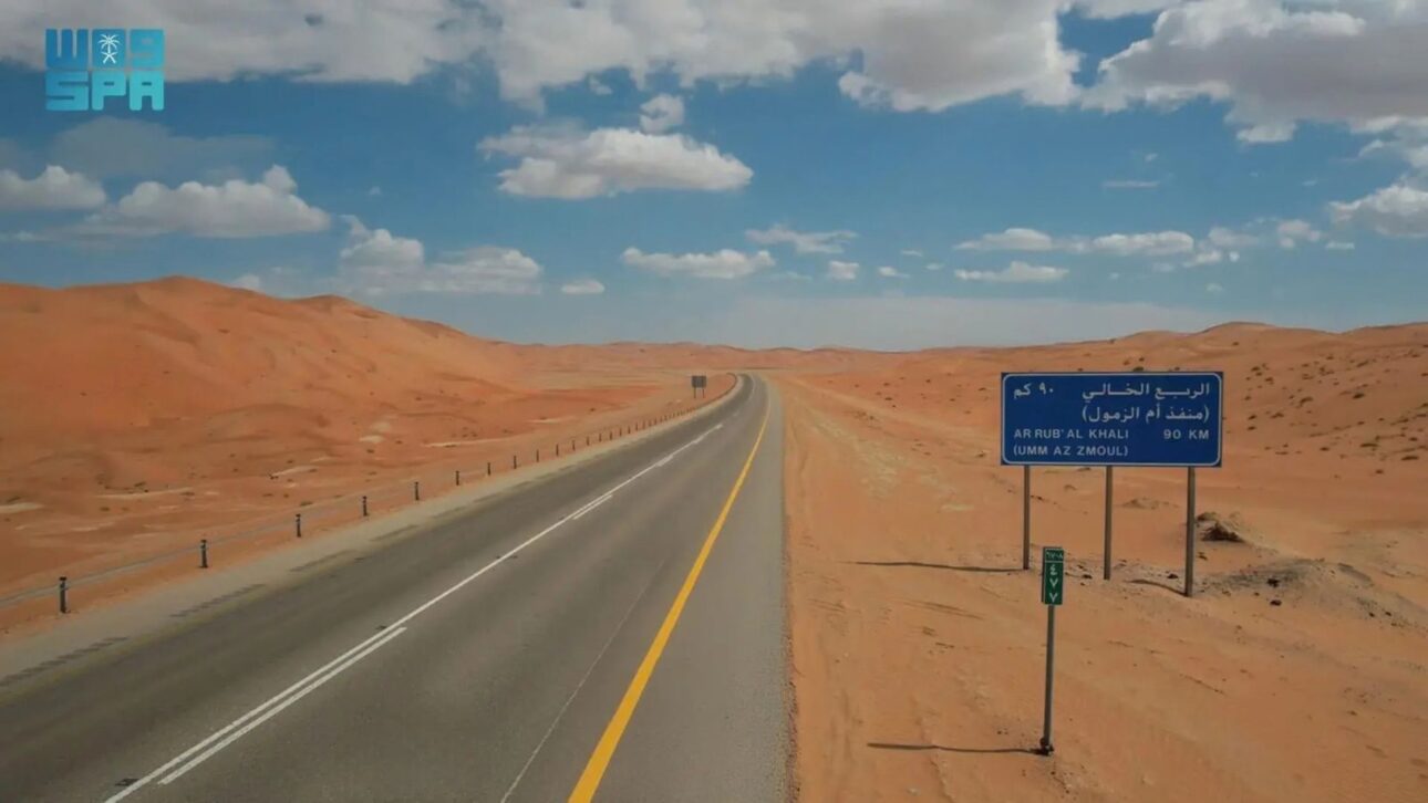Autopista De 564 Km Cruza El Mayor Desierto De Arena Del Planeta Después De Remover 150 Millones De M³ De Arena Y Crea Una Conexión Directa Entre Arabia Saudita Y Omán.