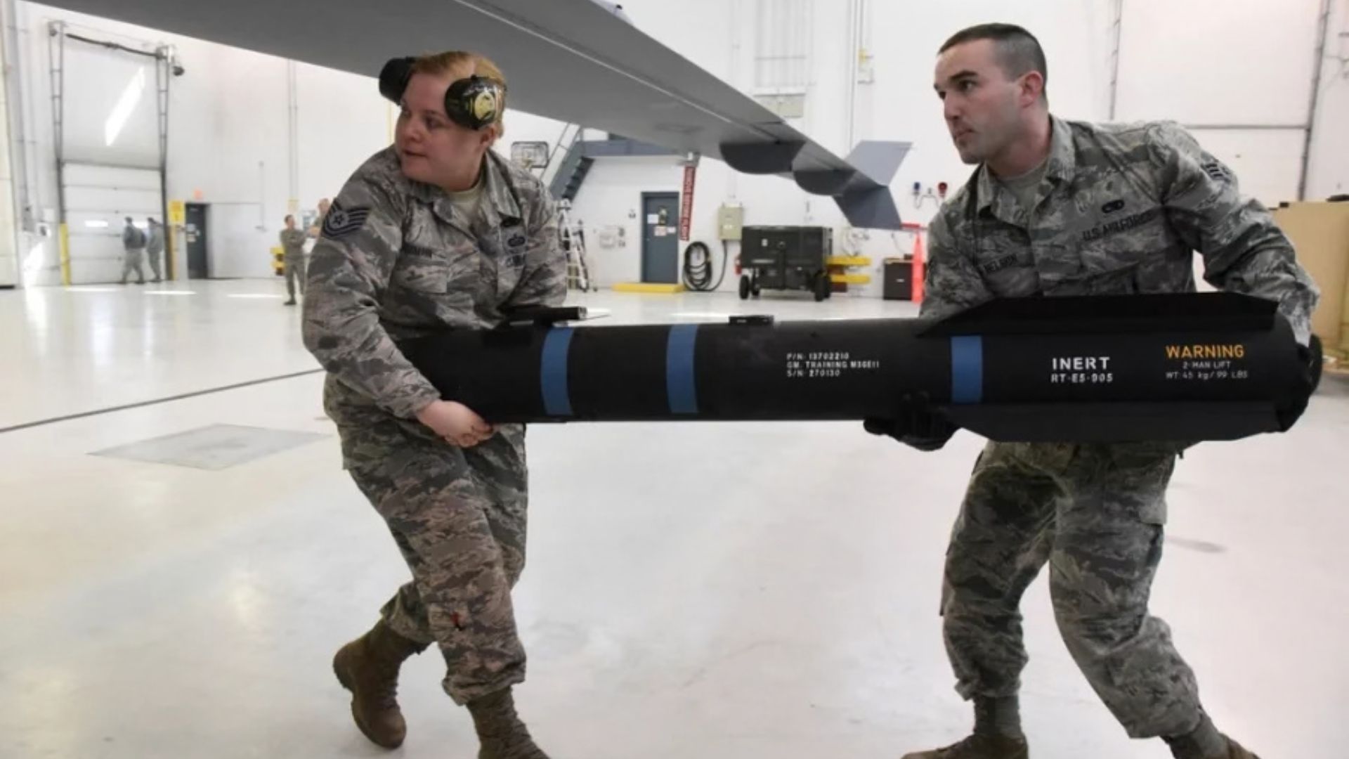 Taiwan revela caminhão civil capaz de lançar mísseis Hellfire ocultos, ampliando mobilidade e estratégia de guerra assimétrica no Estreito de Taiwan.