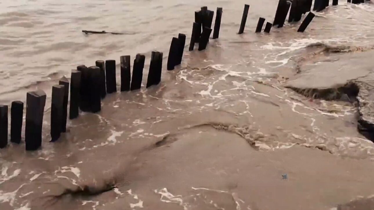 Suriname usa diques permeáveis para conter erosão costeira, recuperar manguezais e reduzir perda de até 27 metros de terra por ano.