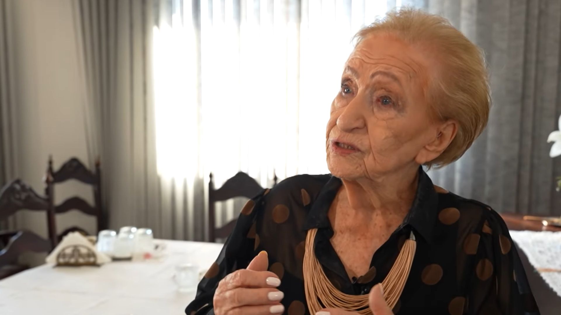 Aos 103 anos, dona Hélina vive sozinha, lê diariamente e já visitou 26 países. A história revela o avanço dos idosos que moram sozinhos no Brasil. (Imagem: TV Aparecida)