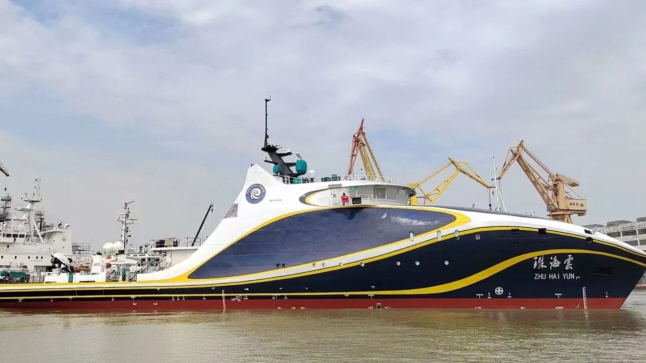 Barco de pesquisa chinês Zhu Hai Yun, capaz de operar mais de 50 drones, chama a atenção após circular Taiwan e ampliar vigilância marítima no Indo-Pacífico.