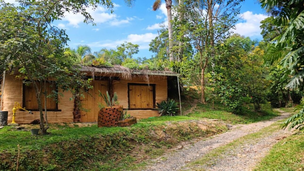 Casa construída com sacos de batata e cebola usa terra compactada, telhado verde e bunker subterrâneo que conserva alimentos por anos em SC. (Imagem: site ND+)