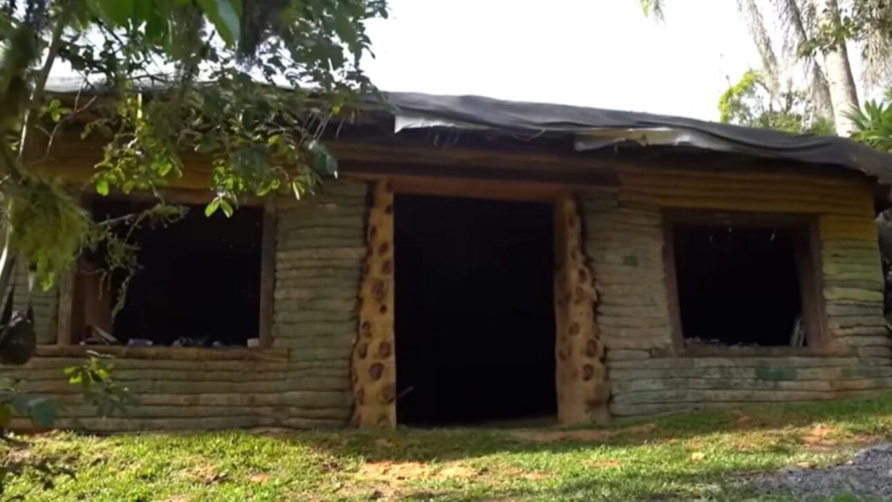Casa construida con sacos de papa y cebolla usa tierra compactada, tejado verde y búnker subterráneo que conserva alimentos por años en SC. (Imagen: sitio ND+)