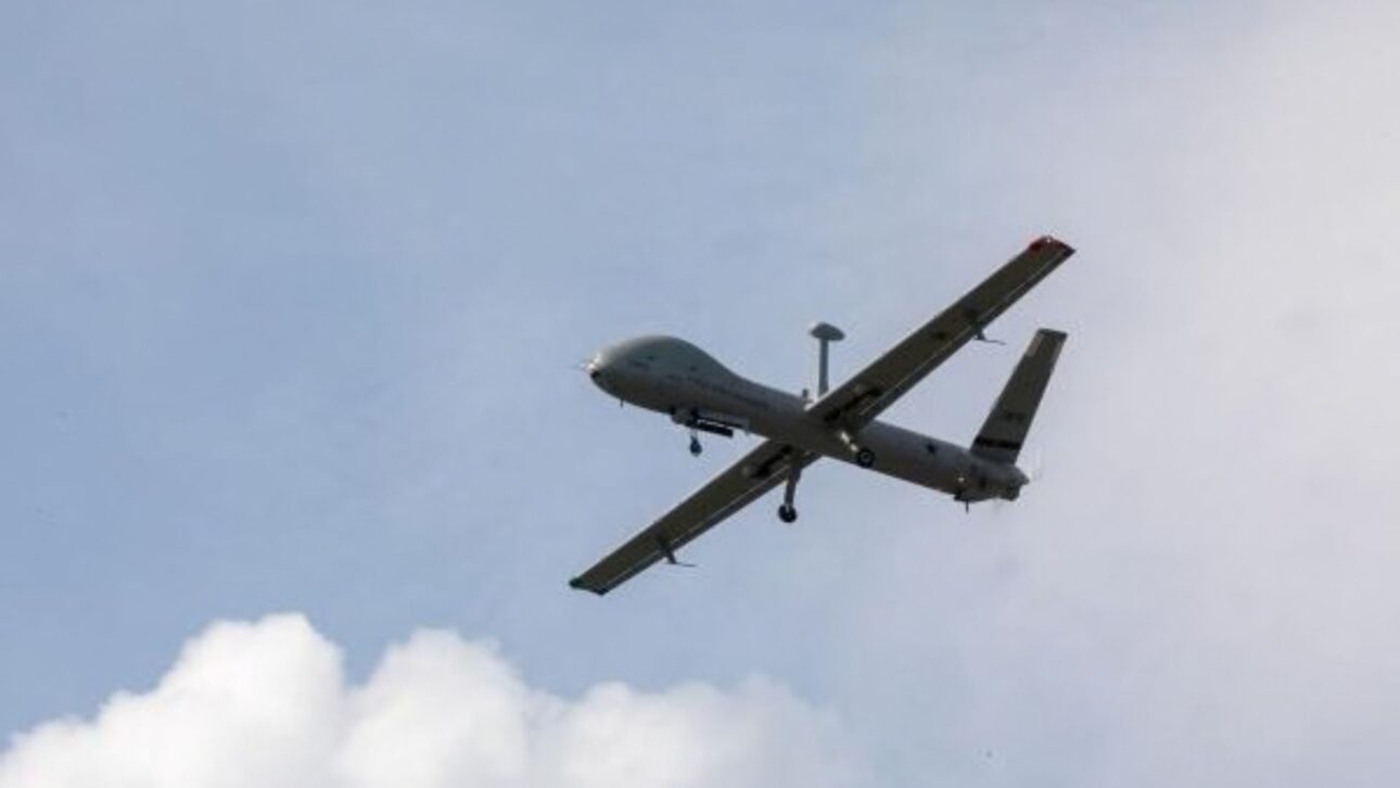 Más de 300 militares participan de ejercicio en la Base Aérea de Santa María con drones, cazas de la FAB, blindados y simulación de guerra multidomínio.