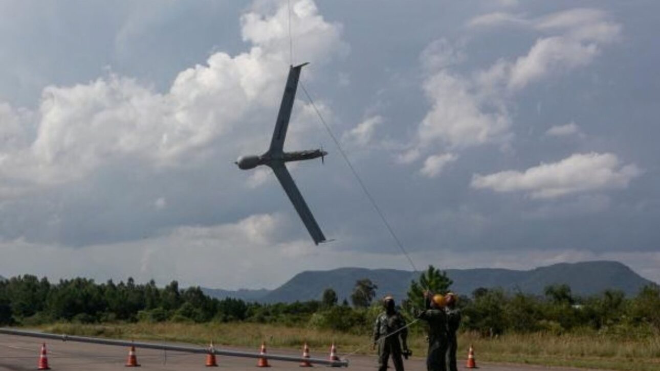 Más de 300 militares participan de ejercicio en la Base Aérea de Santa María con drones, cazas de la FAB, blindados y simulación de guerra multidominio.