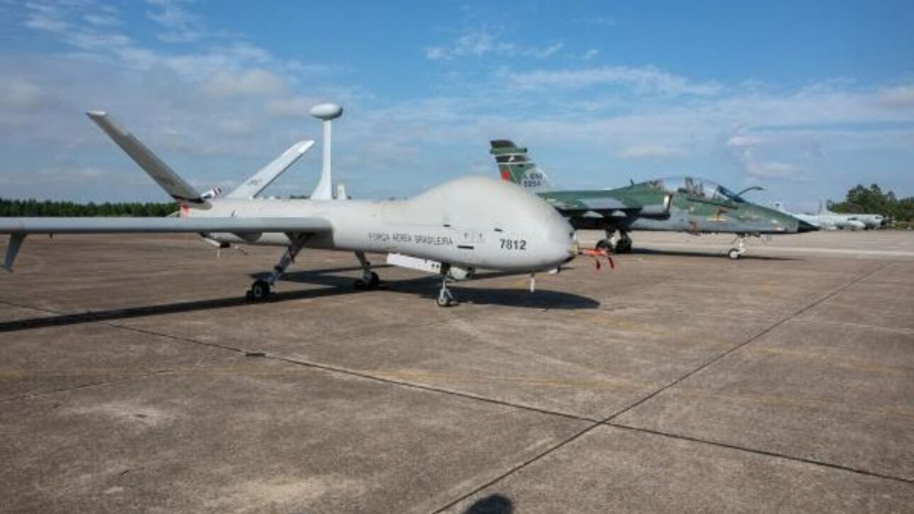 Más de 300 militares participan de ejercicio en la Base Aérea de Santa María con drones, cazas de la FAB, blindados y simulación de guerra multidominio.
