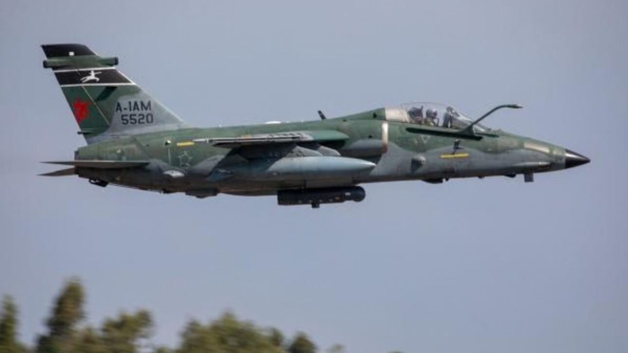 Más de 300 militares participan de ejercicio en la Base Aérea de Santa María con drones, cazas de la FAB, blindados y simulación de guerra multidominio.