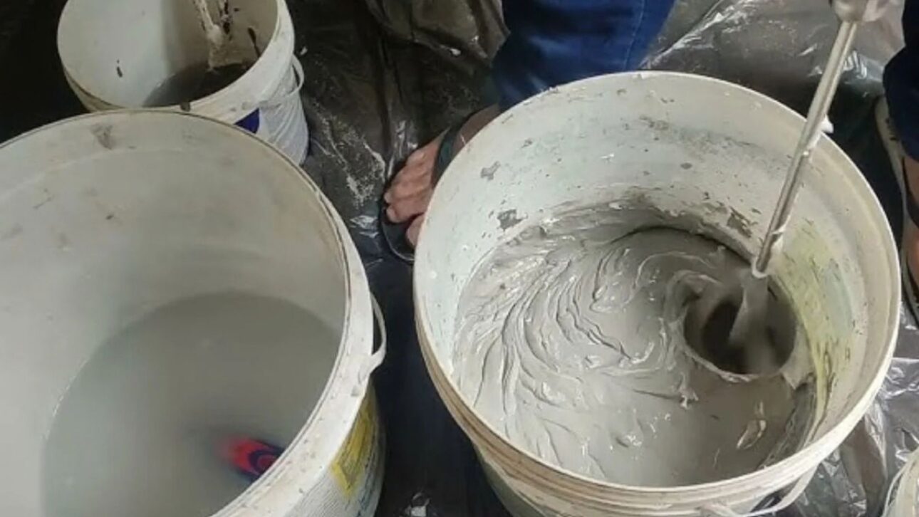 La mezcla de cemento con pintura acrílica ayuda a recuperar paredes descascaradas, mejorar la adherencia de la pintura y prolongar la durabilidad del acabado.