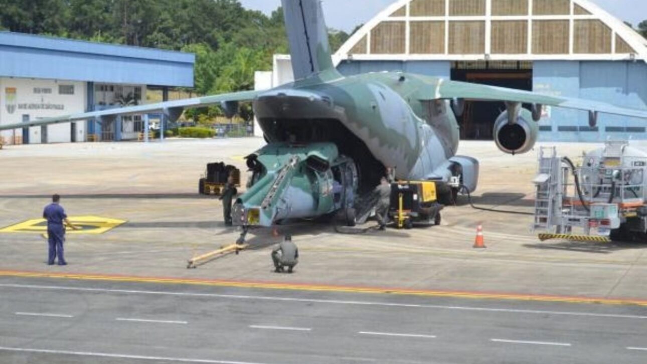Black Hawk da FAB é levado aos EUA dentro de um KC-390 para receber aviônicos Garmin G5000H, marcando início da modernização da frota.
