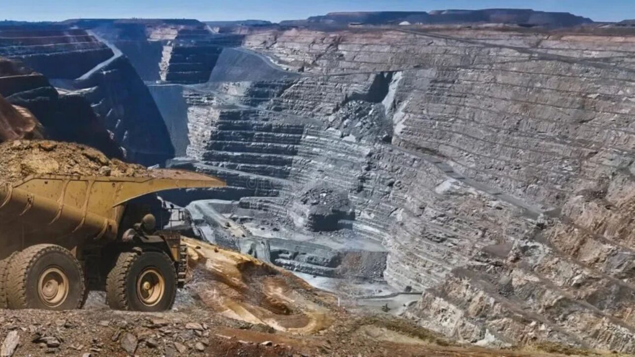 La minería de oro en EE. UU. mueve hasta 500 mil toneladas de roca por día para extraer pocos gramos del metal. Entienda cómo el mineral se convierte en lingotes de oro.