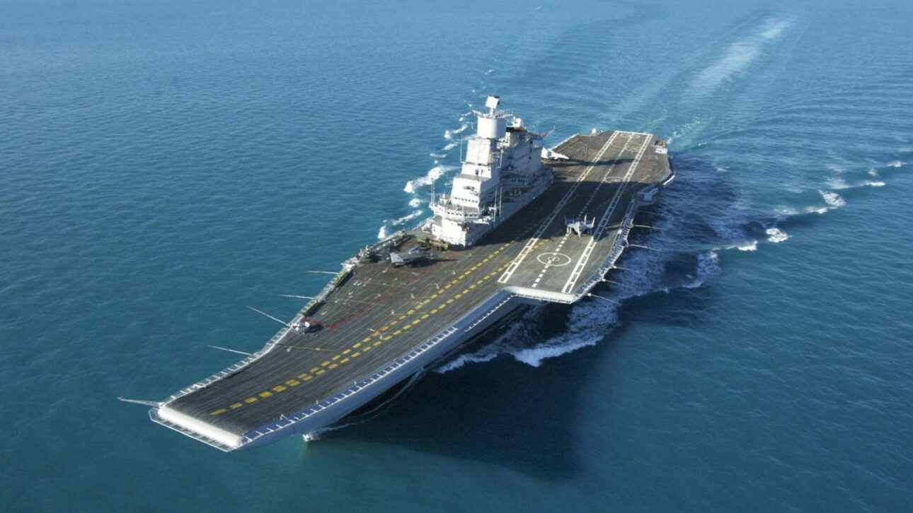 INS Vikramaditya: conoce el portaaviones de India que nació soviético, se convirtió en base aérea flotante y opera cazas MiG-29K en el Océano Índico.