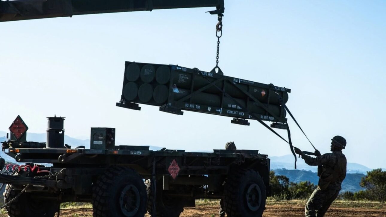 Sistema HIMARS usado por los EE. UU. en la Operation Epic Fury muestra cómo la movilidad aérea y los cohetes guiados cambian la dinámica de ataques de longo alcance.