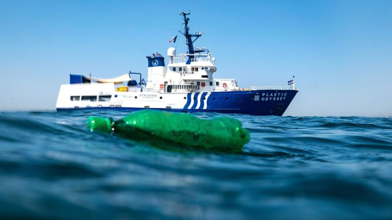 Barco-laboratorio quita 9,3 toneladas de plástico de la isla Henderson e inspira acción global de la UNESCO para limpiar santuarios marinos.
