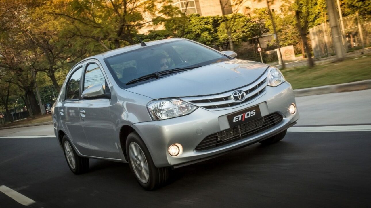 El Toyota Etios Sedan XLS 1.5 AT 2017 combina motor de hasta 107 cv, cambio automático y maletero de 562 litros, uno de los mayores entre sedanes compactos vendidos en Brasil.