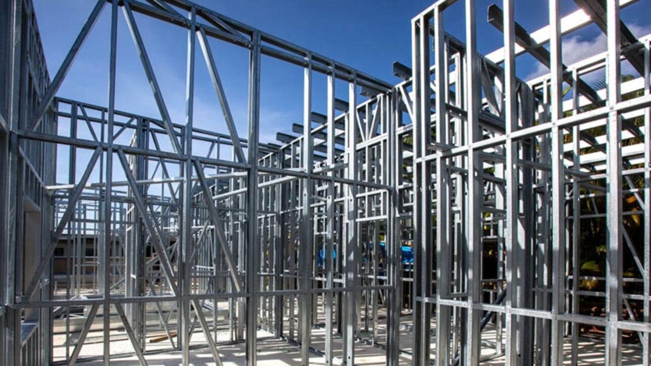 Nuevos sistemas sustituyen el drywall en apartamentos: placas de cemento, yeso de alta densidad, OSB y steel frame cambian las paredes internas.