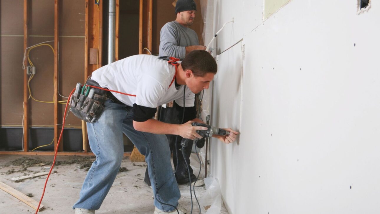 Nuevos sistemas sustituyen el drywall en apartamentos: placas de cemento, yeso de alta densidad, OSB y steel frame cambian las paredes internas.