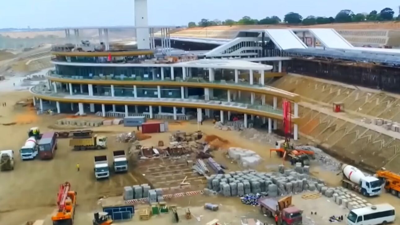 Nueva ferrovía financiada por China une Mombasa a Nairóbi en 472 km, reduce el viaje de 12 a 4 horas y transforma la logística y la economía de Kenia.