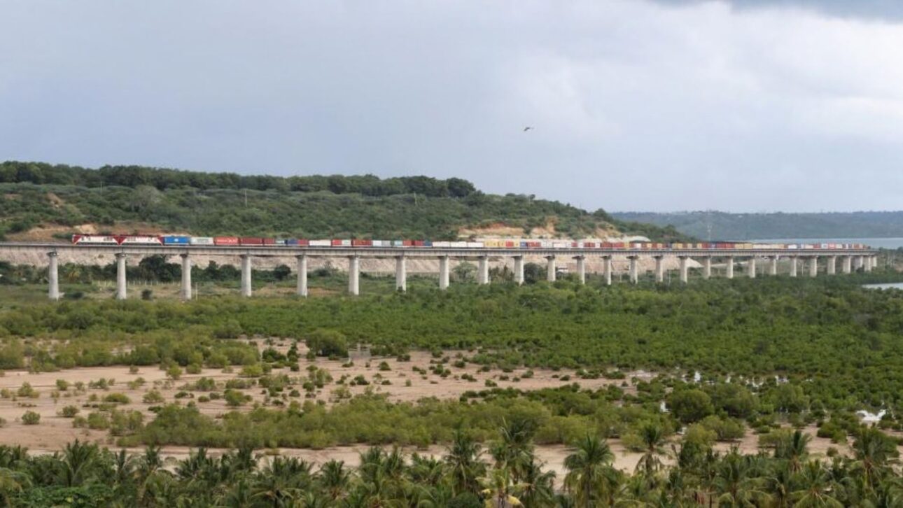 Nueva ferrovía financiada por China une Mombasa a Nairóbi en 472 km, reduce el viaje de 12 a 4 horas y transforma la logística y la economía de Kenia.