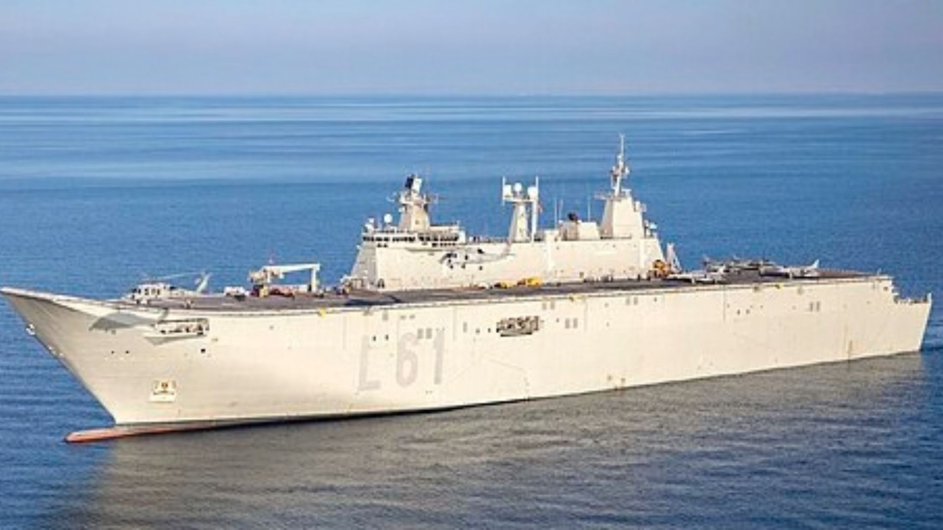 Conheça o Juan Carlos I, maior navio de guerra já construído pela Espanha, capaz de operar caças, helicópteros, tropas e veículos em missões militares e humanitárias.