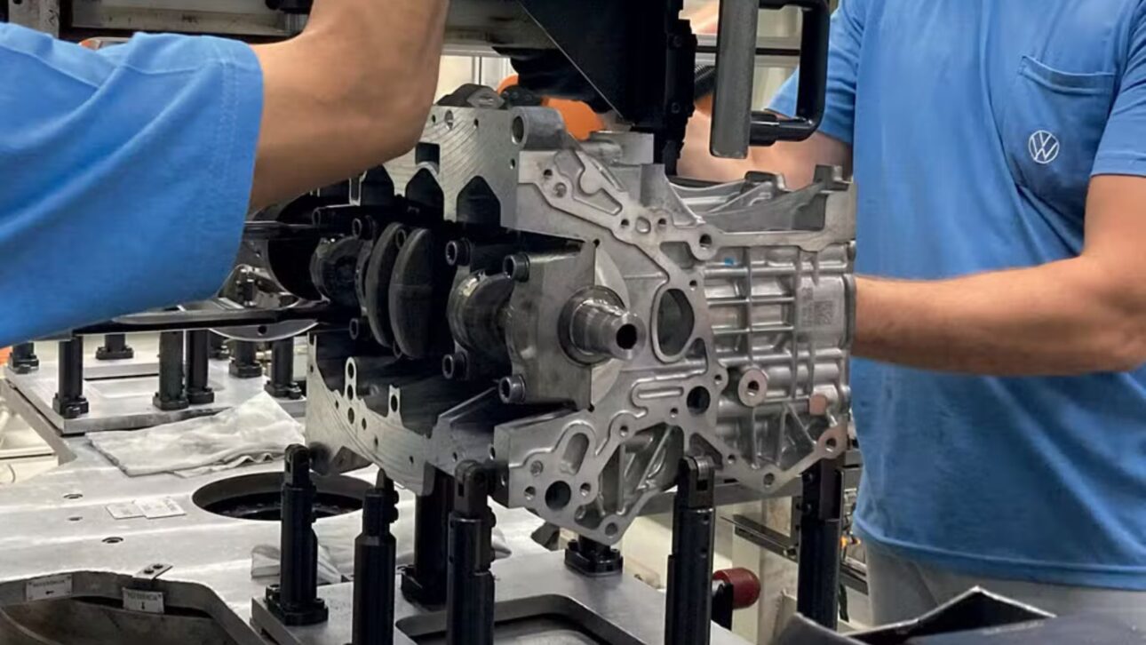 Fábrica da Volkswagen em São Carlos produz um motor a cada 33 segundos e usa mais de 150 verificações para manter índice mínimo de falhas. (Imagem; Imprensa/Volkswagen)