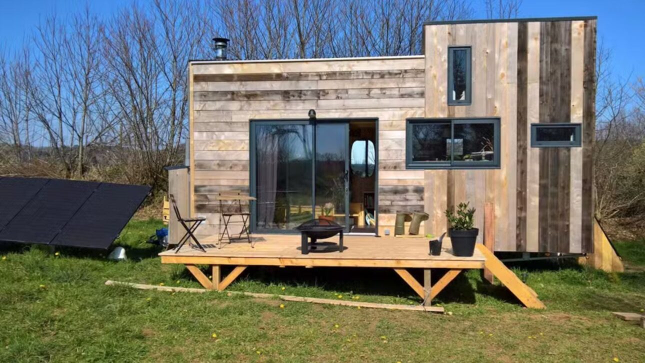Minicasa francesa de 6,6 m combina marcenaria artesanal, energía solar y autonomía hídrica para crear una tiny house compacta, sostenible y funcional.