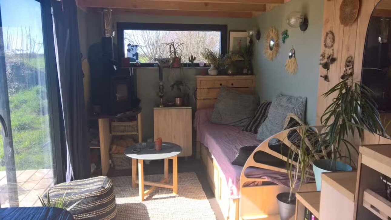 Minicasa francesa de 6,6 m combina marcenaria artesanal, energía solar e autonomia hídrica para crear una tiny house compacta, sostenible y funcional.