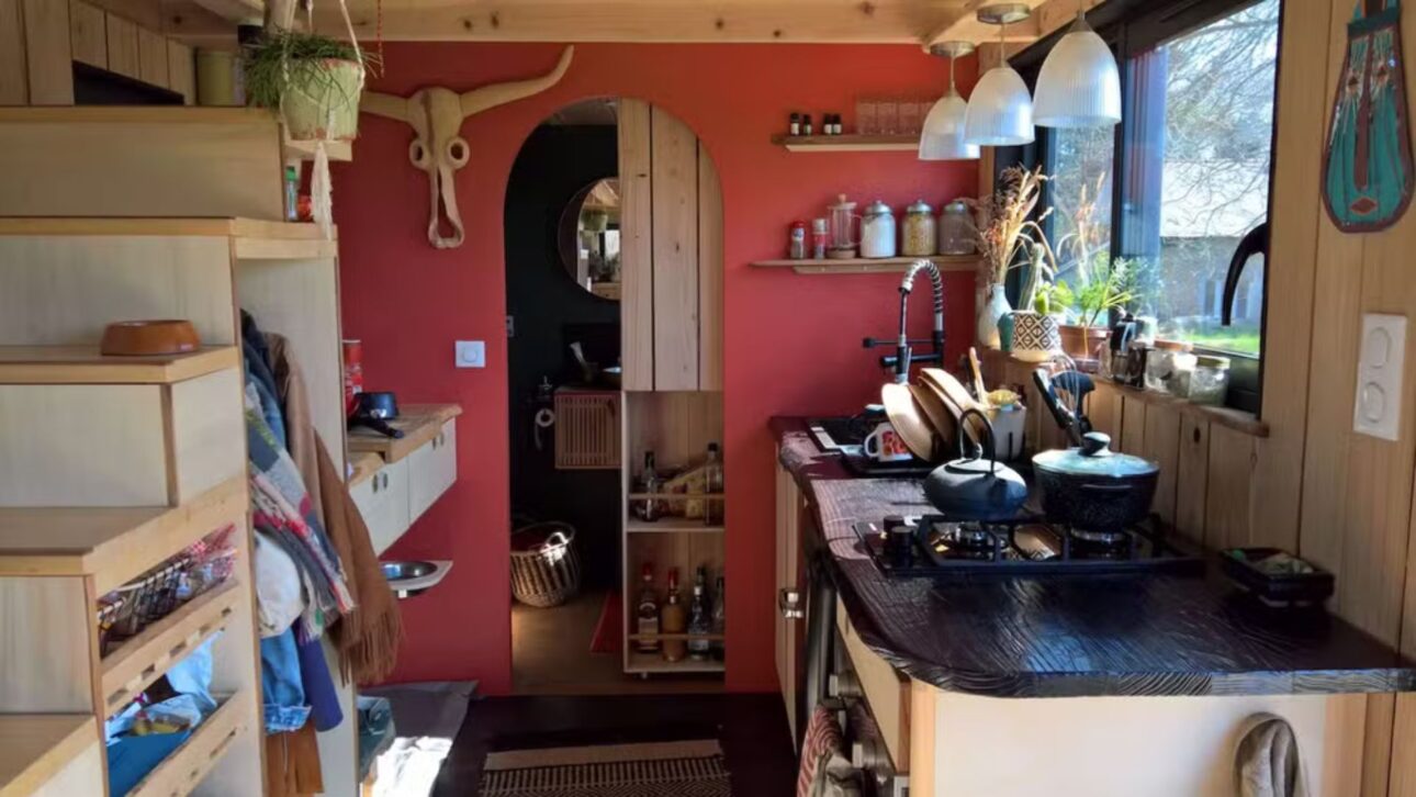 Minicasa francesa de 6,6 m combina marcenaria artesanal, energía solar y autonomía hídrica para crear una tiny house compacta, sostenible y funcional.