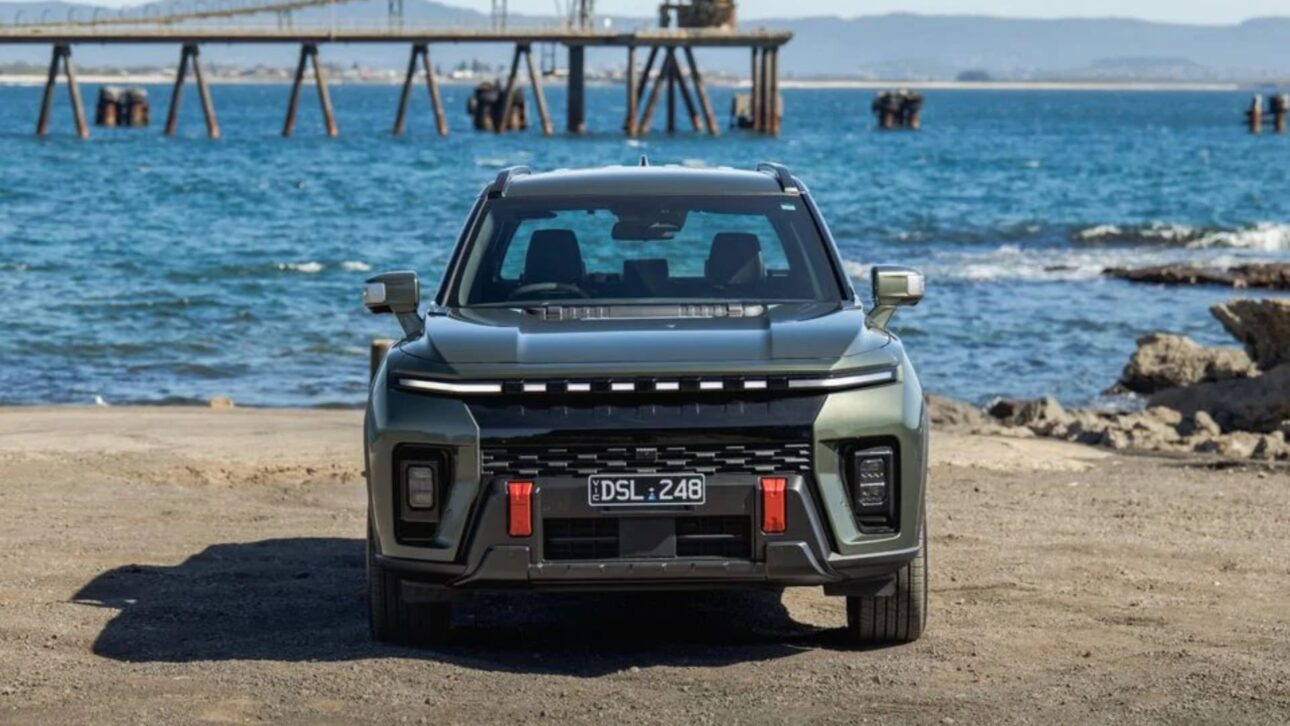 KGM Musso EV estrena en Australia con hasta 420 km de autonomía, 905 kg de carga útil y precio cercano al de la Toyota Hilux SR 4x4.