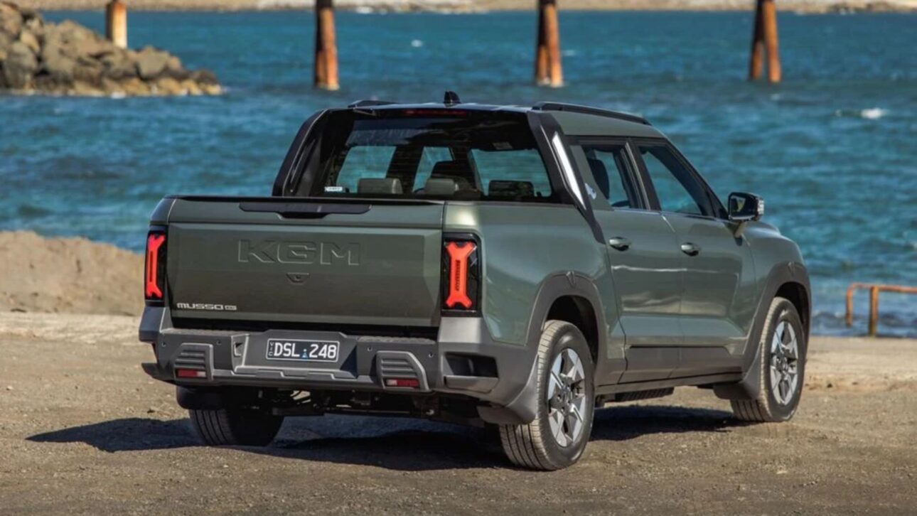 KGM Musso EV estrena en Australia con hasta 420 km de autonomía, 905 kg de carga útil y precio cercano al de la Toyota Hilux SR 4x4.