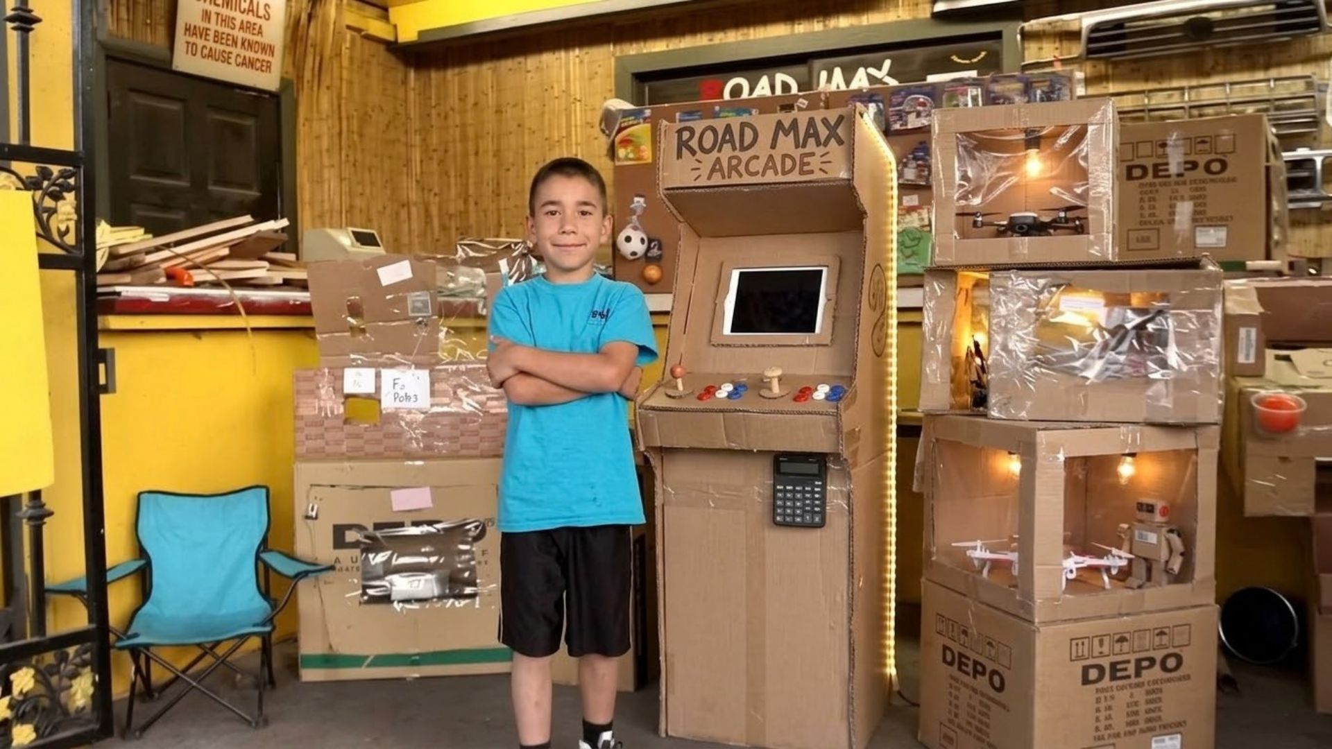 Menino de 9 anos cria fliperama de papelão na oficina do pai em Los Angeles; vídeo viral inspira projeto global de criatividade infantil. (Imagem: Ilustração IA)