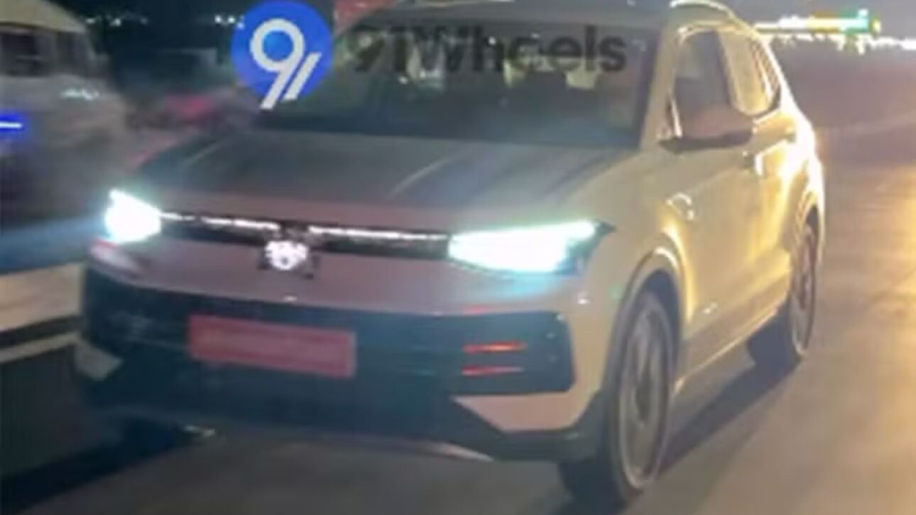 Captura Revela Nuevo Visual del Volkswagen T-Cross e Indica SUV con Motor 1.5 TSI Evo2 Híbrido de 150 cv, Faros en LED Conectados y Posible Estreno en Brasil en 2027.