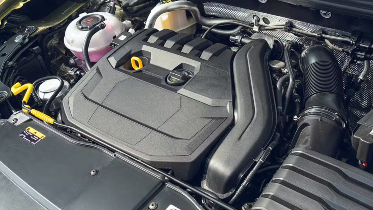 Captura Revela Nuevo Visual del Volkswagen T-Cross e Indica SUV con Motor 1.5 TSI Evo2 Híbrido de 150 cv, Faros en LED Conectados y Posible Estreno en Brasil en 2027.