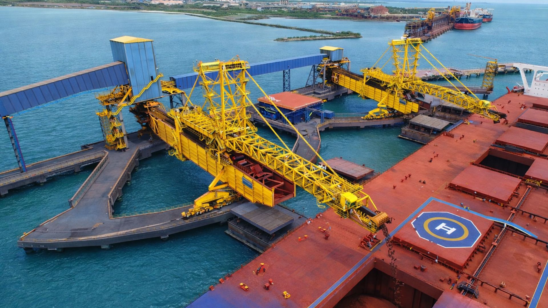 Empilhadeira gigante de 45 metros e 1.800 toneladas organiza montanhas de minério no Porto de Ponta da Madeira, uma das maiores operações logísticas do mundo.