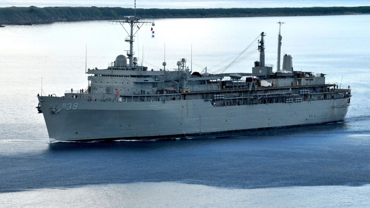 USS Emory S. Land: navio-oficina que mantém submarinos nucleares dos EUA operando longe de estaleiros e sustenta presença naval no Indo-Pacífico.