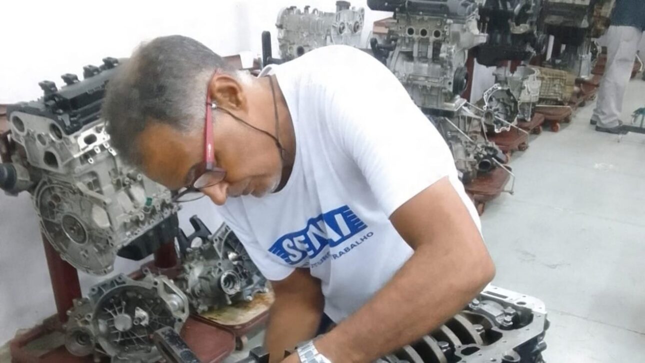 Anciano de 60 años es alfabetizado por la EJA, concluye educación secundaria y aparece en concurso público en Río Branco, mostrando impacto real del regreso a la escuela.