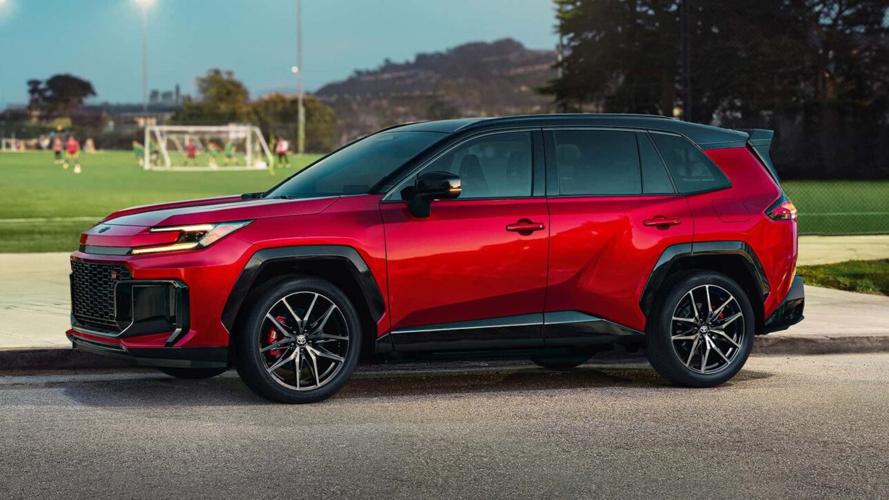 Toyota RAV4 2026 Elimina Motores A Gasolina Y Llega Solo Como Híbrido O PHEV, Con Pantalla De Hasta 12,9", Panel Digital De 12,3", Versión GR Sport Y Precio Inicial De US$ 31.900.