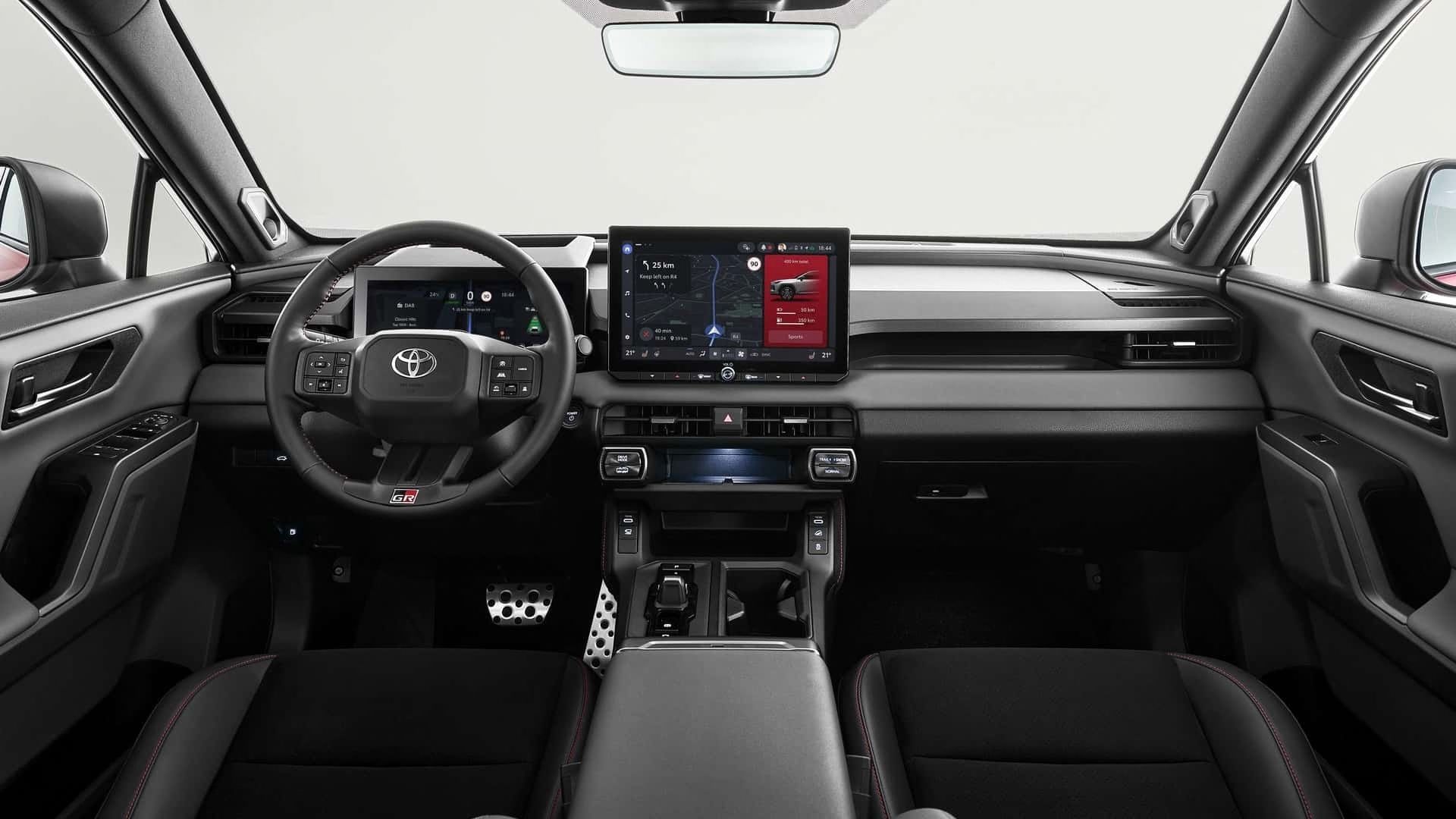 Toyota RAV4 2026 elimina motores a gasolina e chega apenas como híbrido ou PHEV, com tela de até 12,9", painel digital de 12,3", versão GR Sport e preço inicial de US$ 31.900.