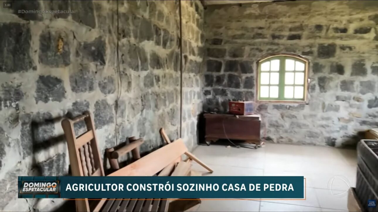 Jubilado Construye Solo Casa De Piedra En Las Montañas De SC Tras 20 Años De Trabajo Y Más De 2 Mil Rocas Talhadas A Mano. (Imagen: Reproducción/ TV Record)