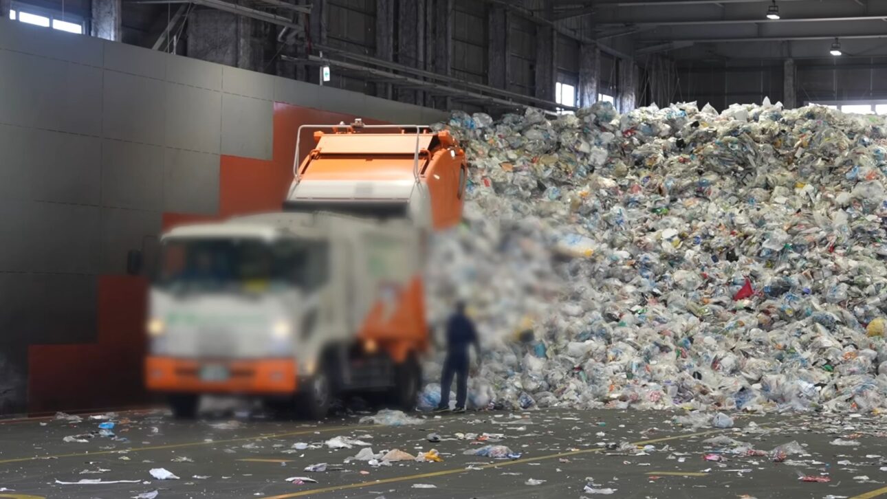 Ciudad japonesa transforma residuos en palets con tecnología avanzada de reciclaje que separa PP y PE y reduce contaminación del plástico.