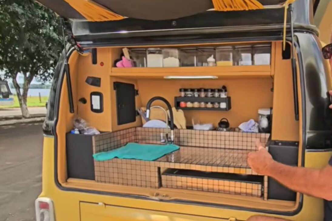Motorhome en Kombi con tienda eléctrica, panel solar y cocina externa transforma clásico en casa móvil para viajar con confort.