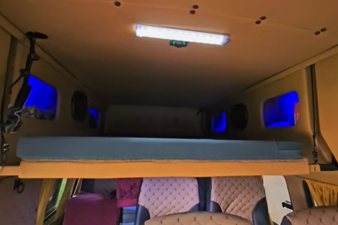 Motorhome en Kombi con tienda eléctrica, panel solar y cocina externa transforma clásico en casa móvil para viajar con confort.