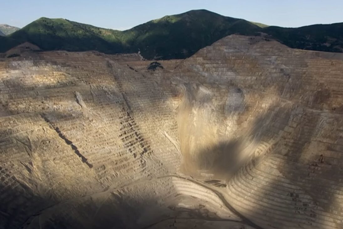 La mayor excavación de la historia de la humanidad fue creada en la Mina de Bingham Canyon, donde más de un siglo de minería removió billones de toneladas de roca para extraer cobre esencial para la tecnología moderna.