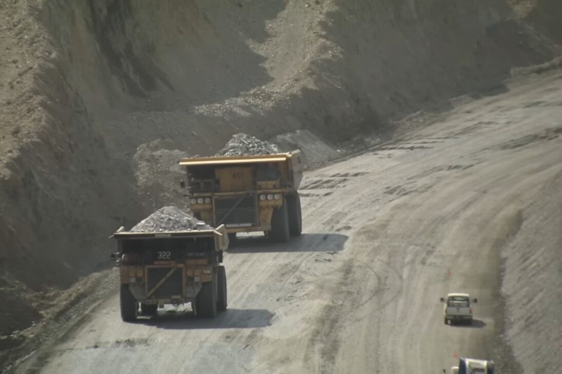 La mayor excavación de la historia de la humanidad fue creada en la Mina de Bingham Canyon, donde más de un siglo de minería removió billones de toneladas de roca para extraer cobre esencial para la tecnología moderna.