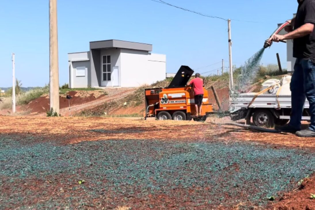 La grama líquida con hidrosemeadura cuesta menos que la leiva y facilita taludes y terrenos inclinados con una cobertura verde más práctica.