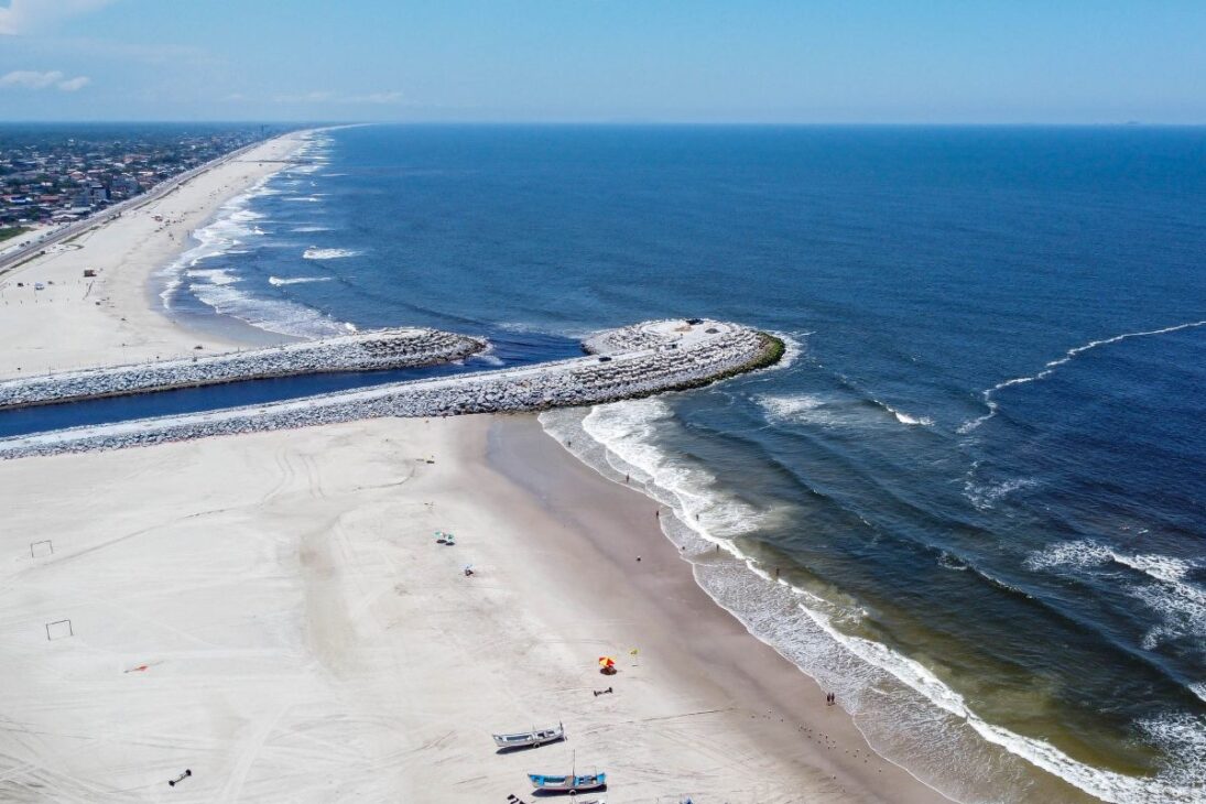 La arena transforma Matinhos con un ensanchamiento sin precedentes en la costa de Paraná, amplia la playa y prueba una defensa costera mayor contra la erosión por varios años.